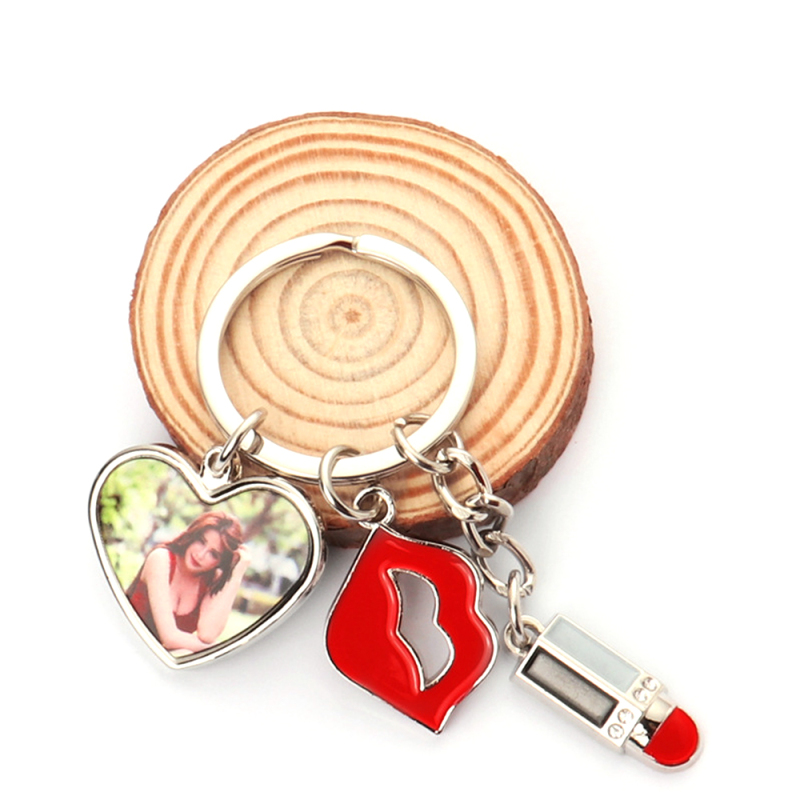 Hot selling Sublimation Blank Heart Or Round Keychain with pink lipstick decoration